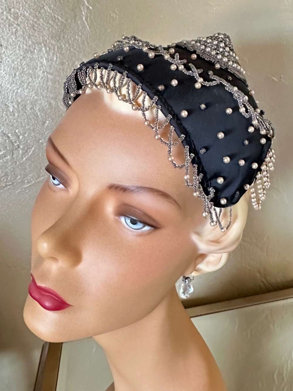 SENSATIONAL 1950s' BLACK SIAMESE STYLE FABRIC COCKTAIL HAT + BEADING/PEARLS - Picture 10 of 14